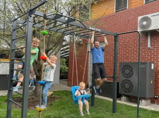 Vybuduj sílu a kondici přímo na zahradě! 💪 Naše workout konstrukce, prolézačky a monkey bary ti dají všechno, co...
