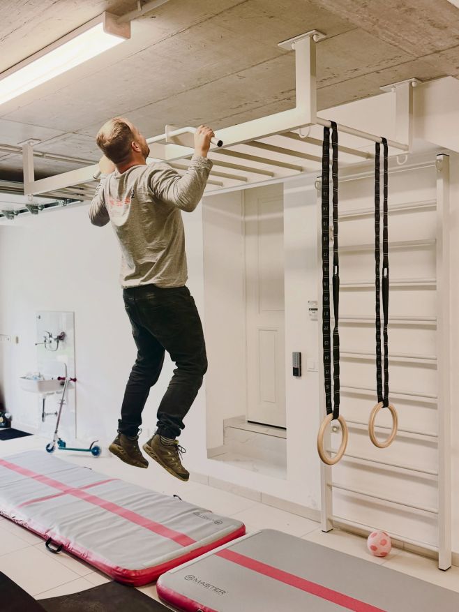 🏋️‍♂️ Domácí trénink na maximum! Žebřiny, hrazda , monkey bar a gymnastické kruhy v garáži – ideální kombinace pro...